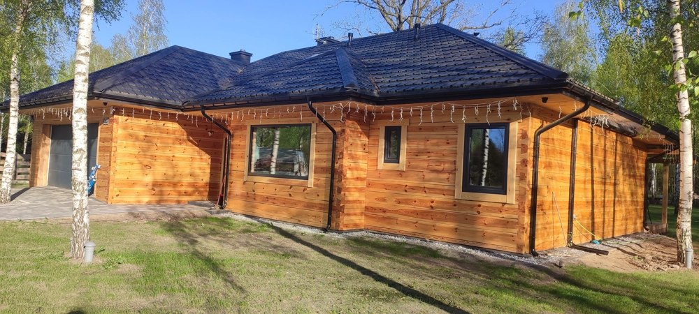 Domy kanadyjskie jednokondygnacyjny drewniany dom z wbudowanym garażem i drewnianą elewacją